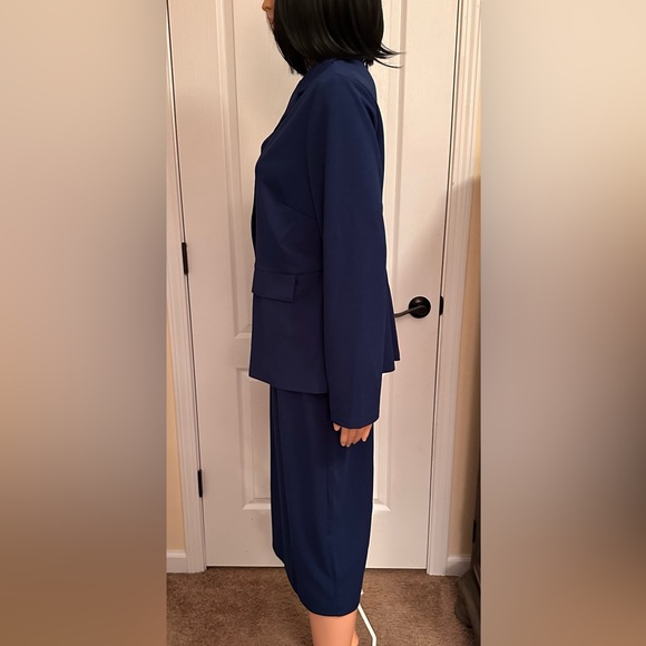 Royal navy two piece suit in a size XL.
Like new - Picture 4 of 9